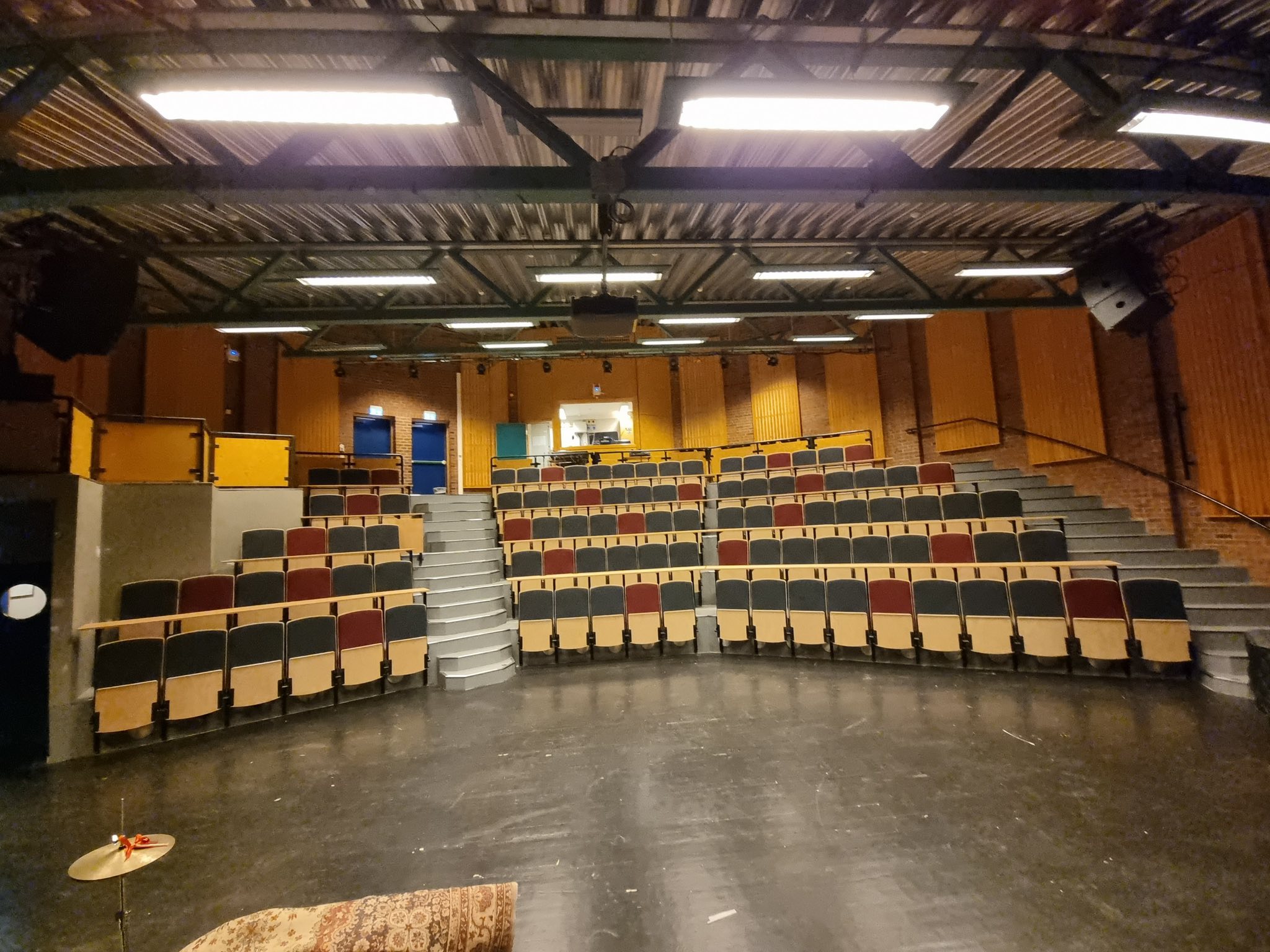 Forelesningssal i Grimstad med stigende rader av stoler montert for Skeie seating